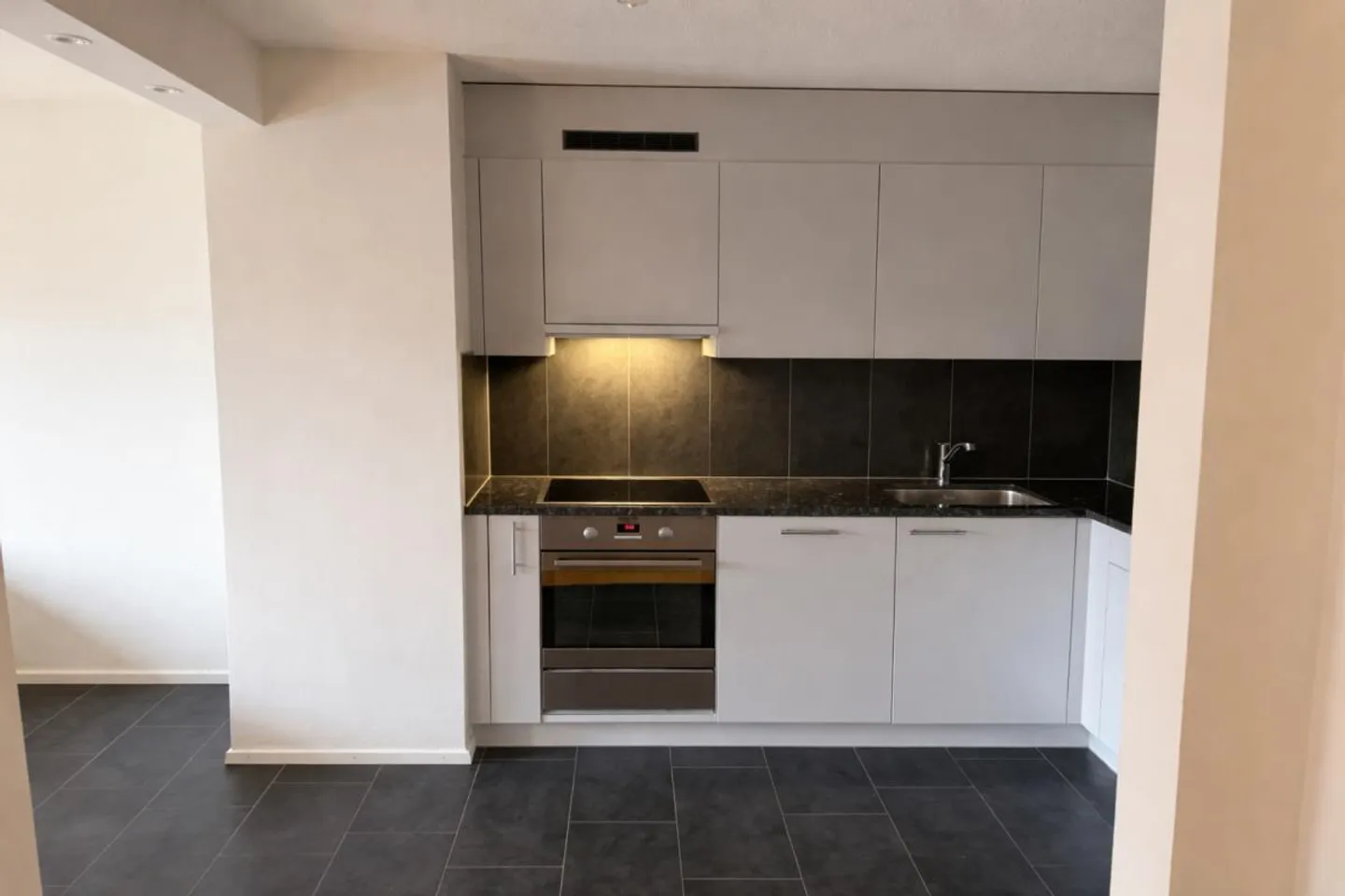 Modern and affordable, single apartment in the Besmer district - Photo 2 of 8