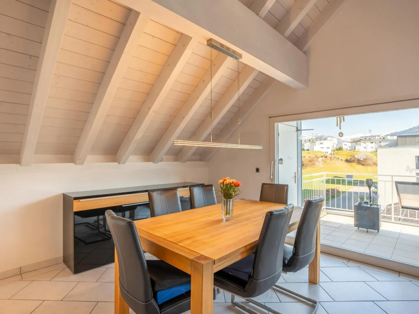 Central Attic Apartment with Gallery - Photo 4 of 9