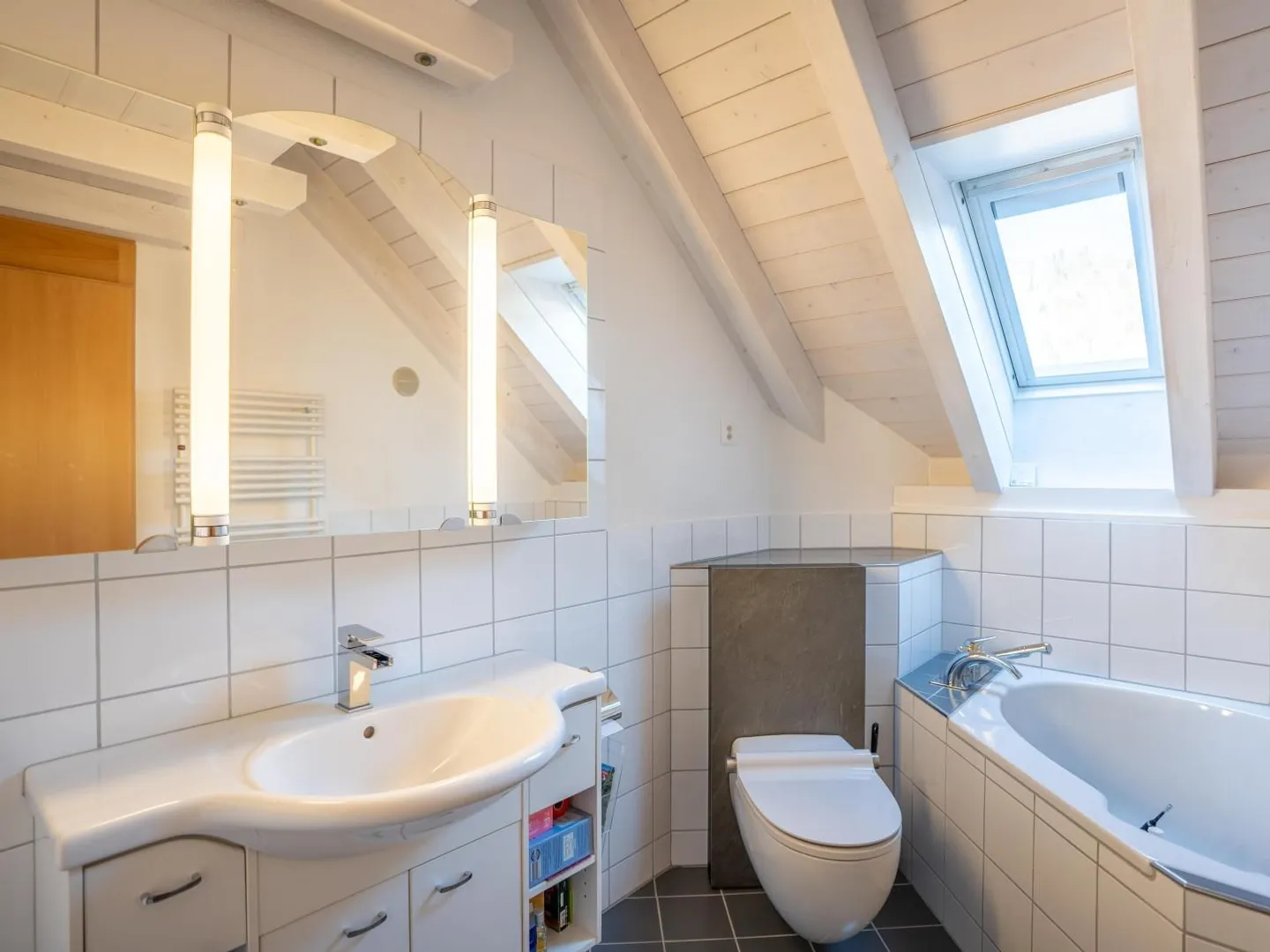 Central Attic Apartment with Gallery - Photo 5 of 9