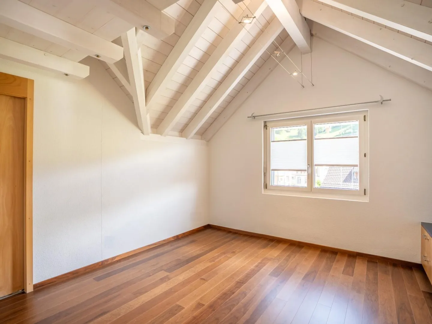 Central Attic Apartment with Gallery - Photo 7 of 9