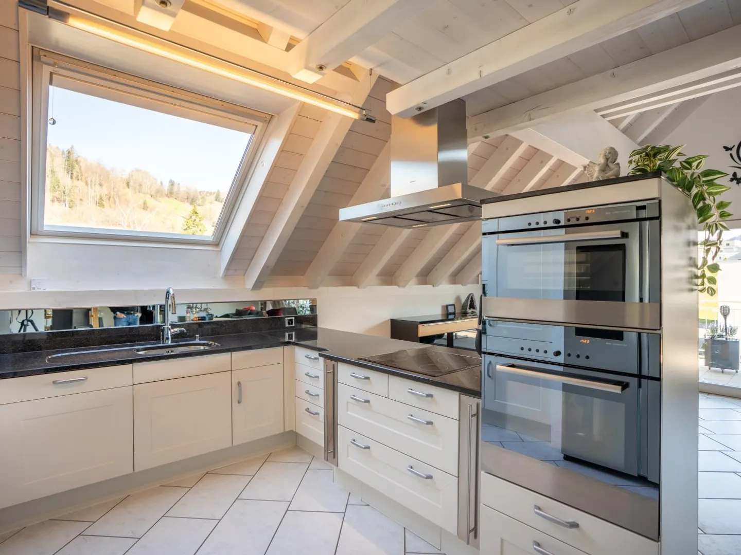 Central Attic Apartment with Gallery - Photo 3 of 9