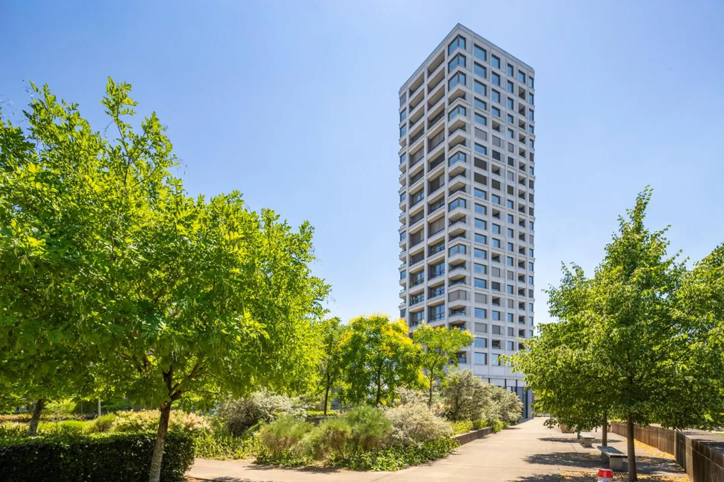 Zürich-West: high-quality and modern living in the Zölly Tower - Photo 4 of 5