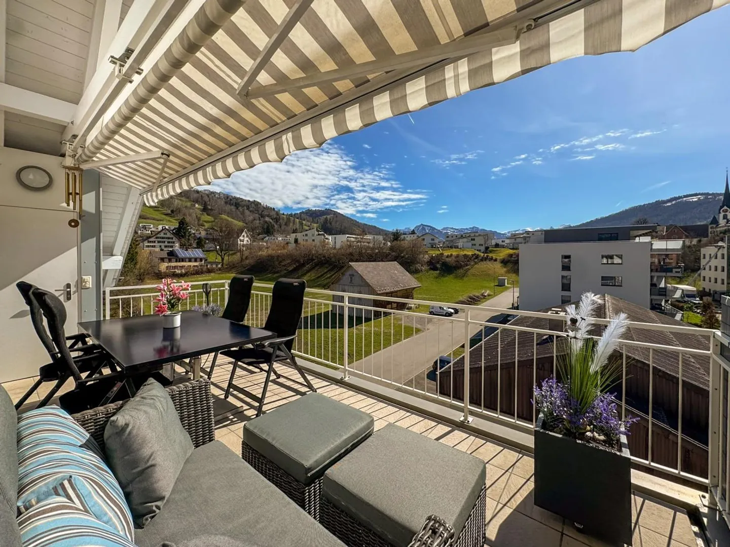 Central Attic Apartment with Gallery - Photo 8 of 9