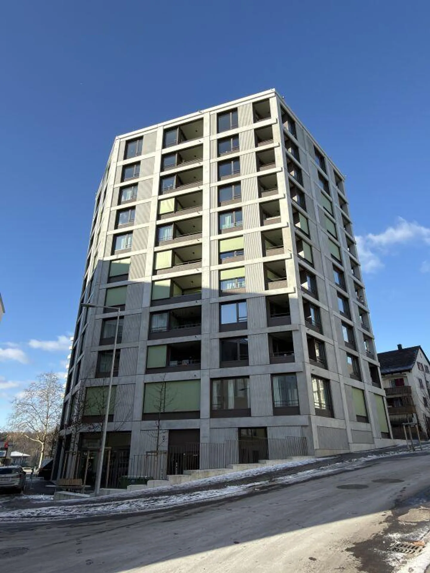 Appartamento arredato di 3,5 locali con vista, situato nel centro di Neuhausen - Foto 1 di 10