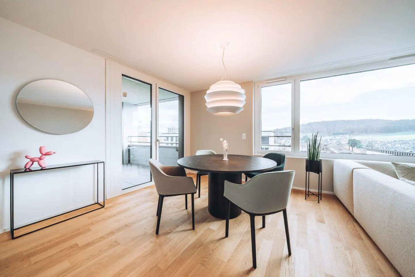 Appartamento arredato di 3,5 locali con vista, situato nel centro di Neuhausen - Foto 2 di 10