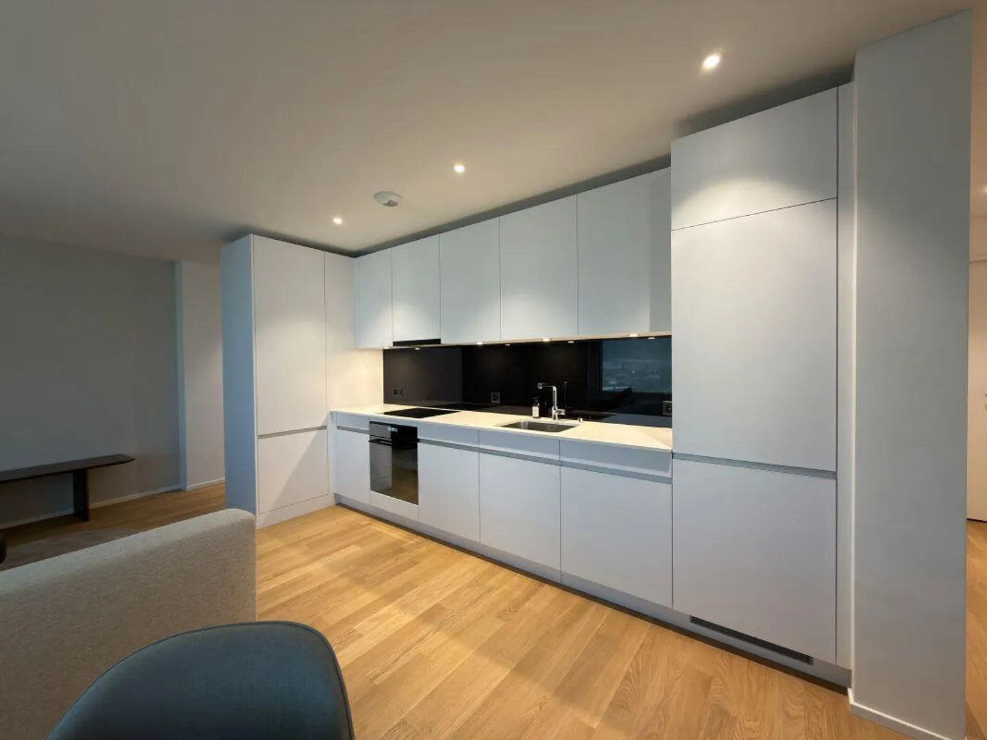 Appartamento arredato di 3,5 locali con vista, situato nel centro di Neuhausen - Foto 3 di 10