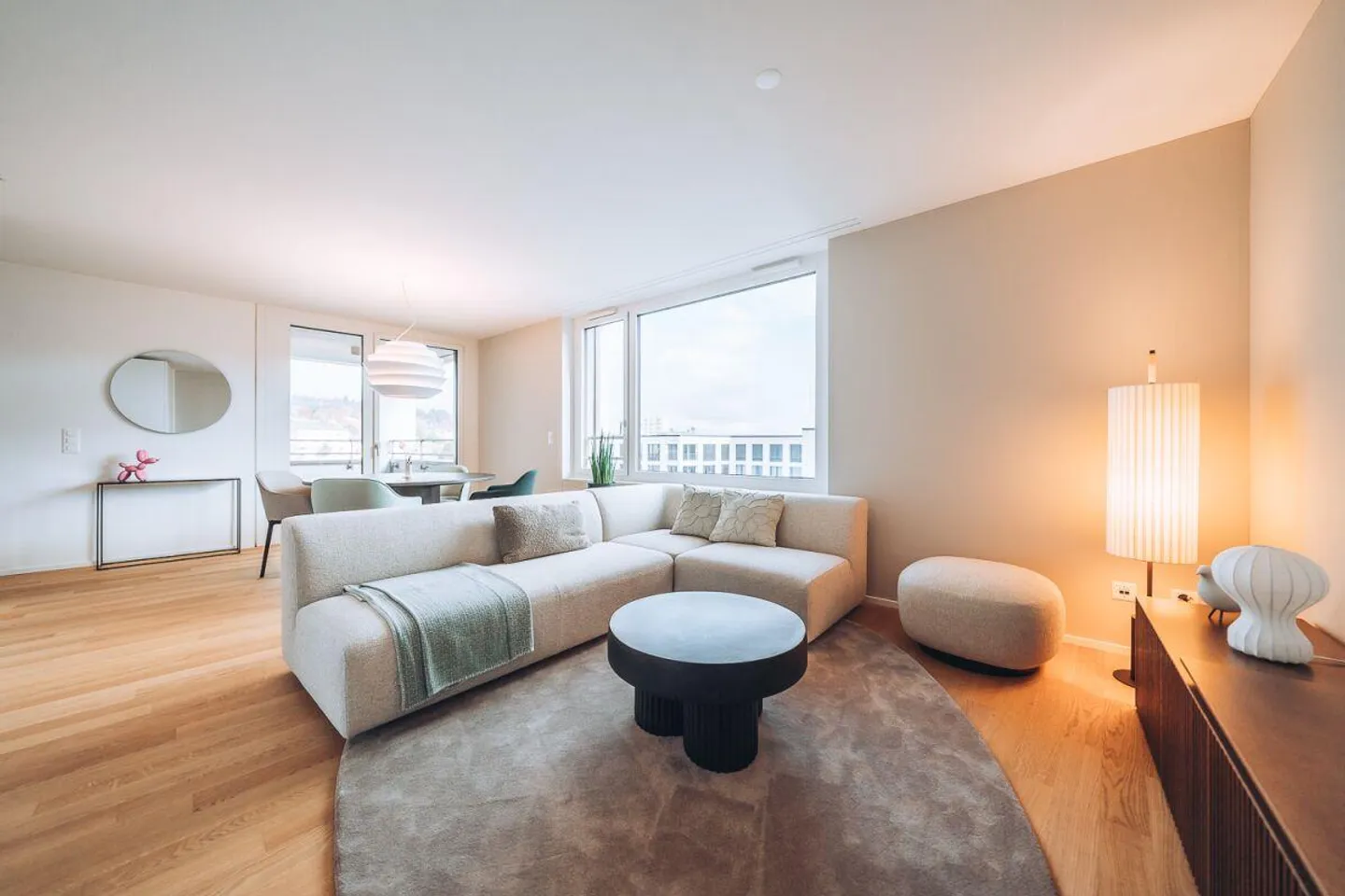 Appartamento arredato di 3,5 locali con vista, situato nel centro di Neuhausen - Foto 4 di 10