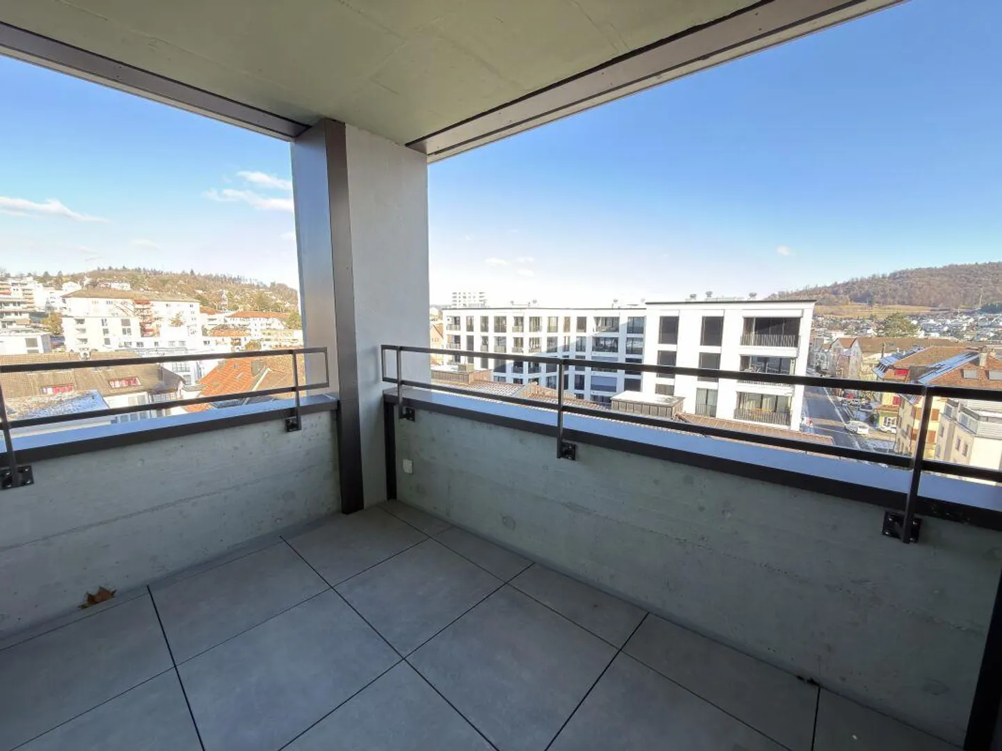 Appartamento arredato di 3,5 locali con vista, situato nel centro di Neuhausen - Foto 9 di 10