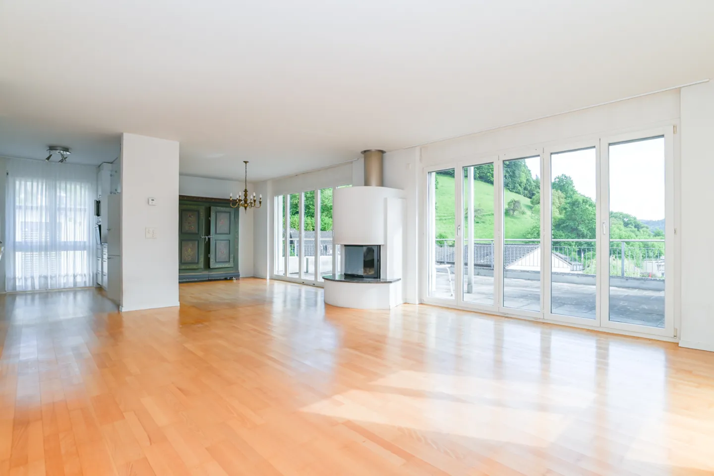 Penthouse apartment with unobstructed views and plenty of parking - Photo 5 of 13