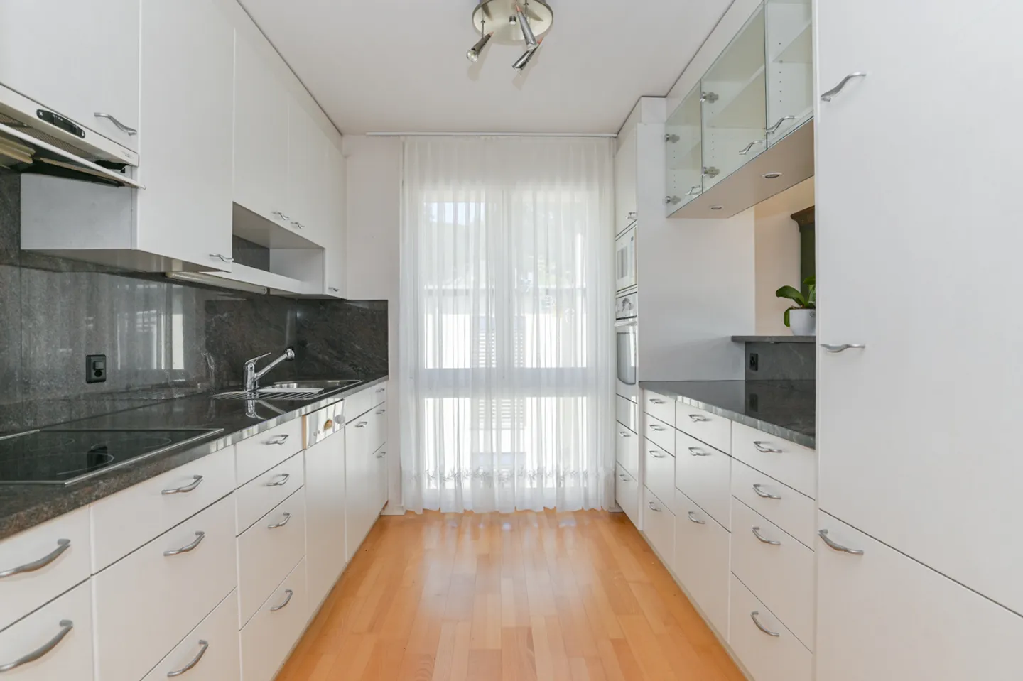 Penthouse apartment with unobstructed views and plenty of parking - Photo 7 of 13