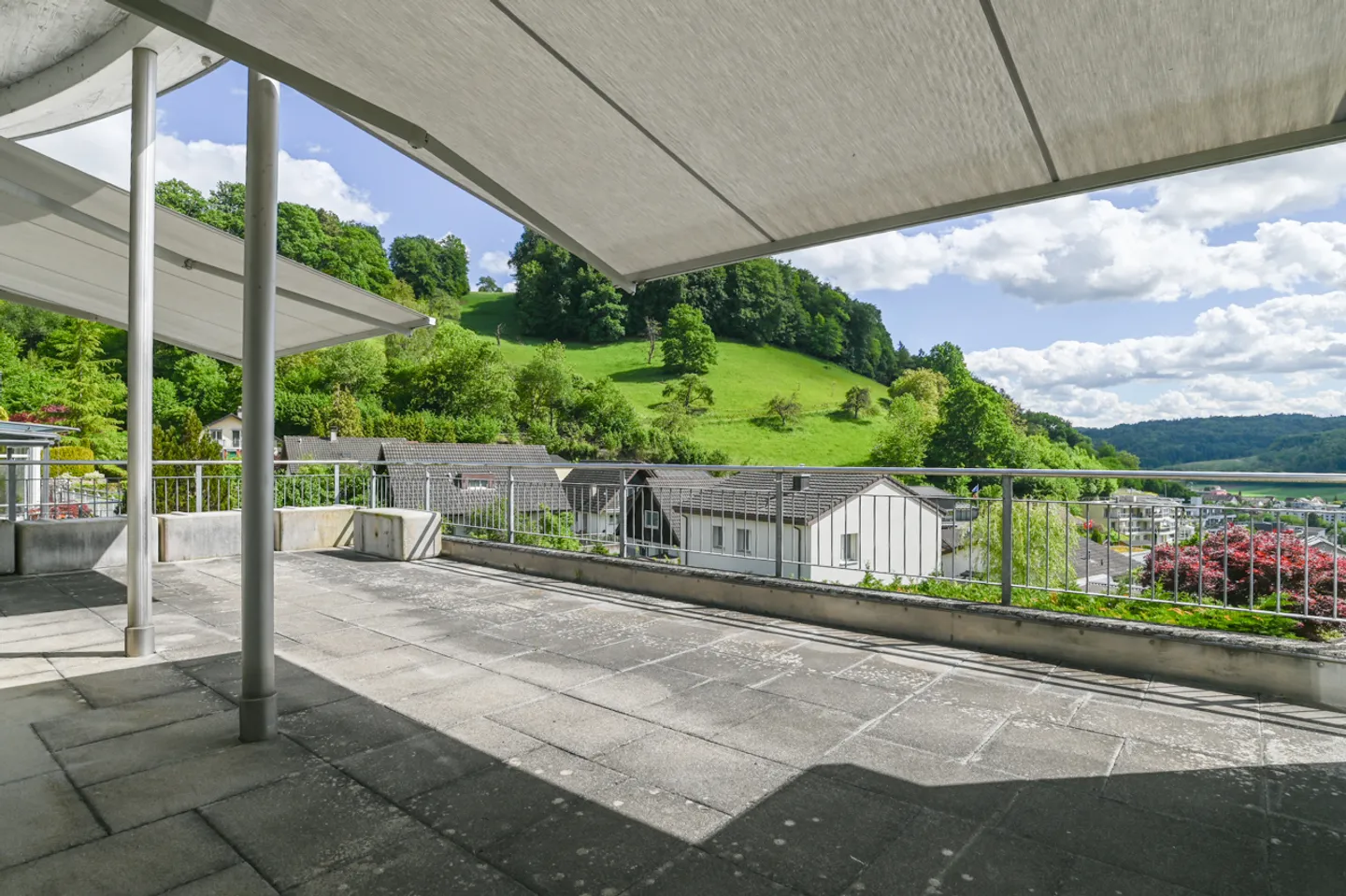 Penthouse apartment with unobstructed views and plenty of parking - Photo 8 of 13
