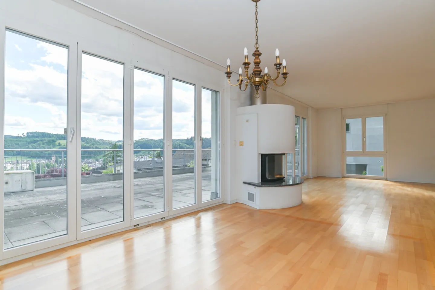 Penthouse apartment with unobstructed views and plenty of parking - Photo 2 of 13