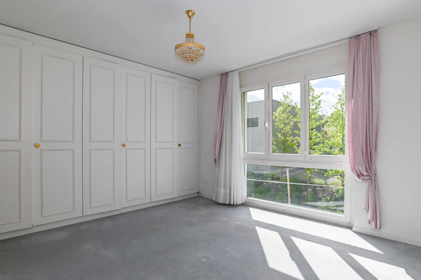Penthouse apartment with unobstructed views and plenty of parking - Photo 11 of 13
