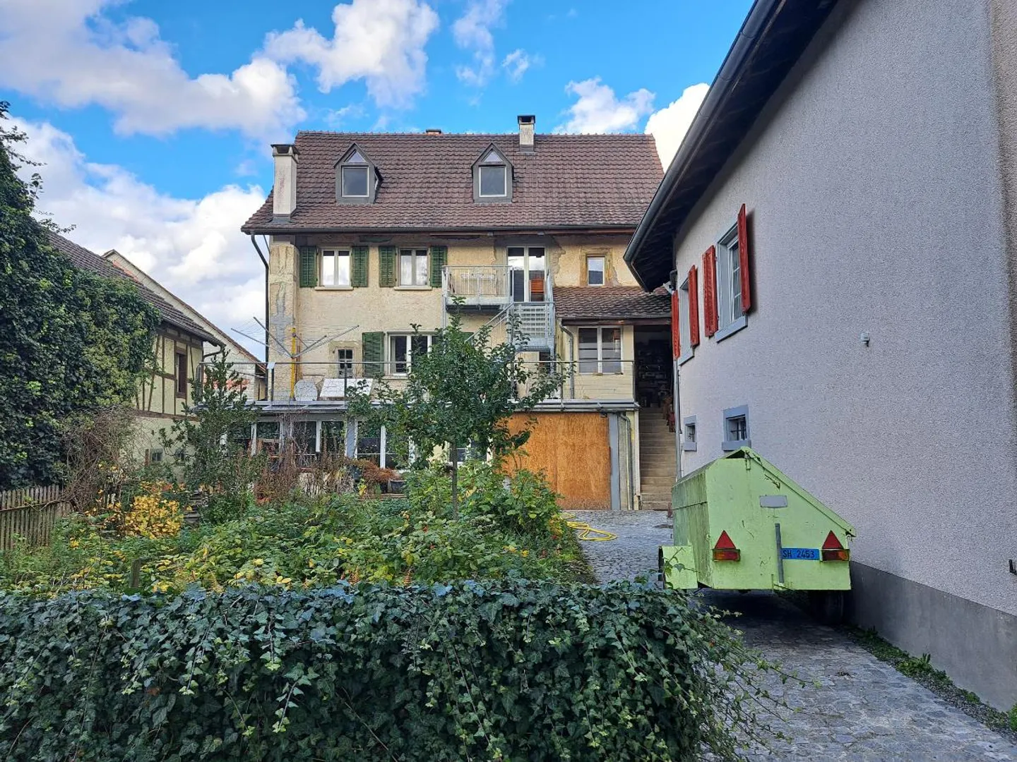 Maison multi-générationnelle située au centre avec appartement de 7 pièces plus loft plus atelier - Photo 1 sur 10