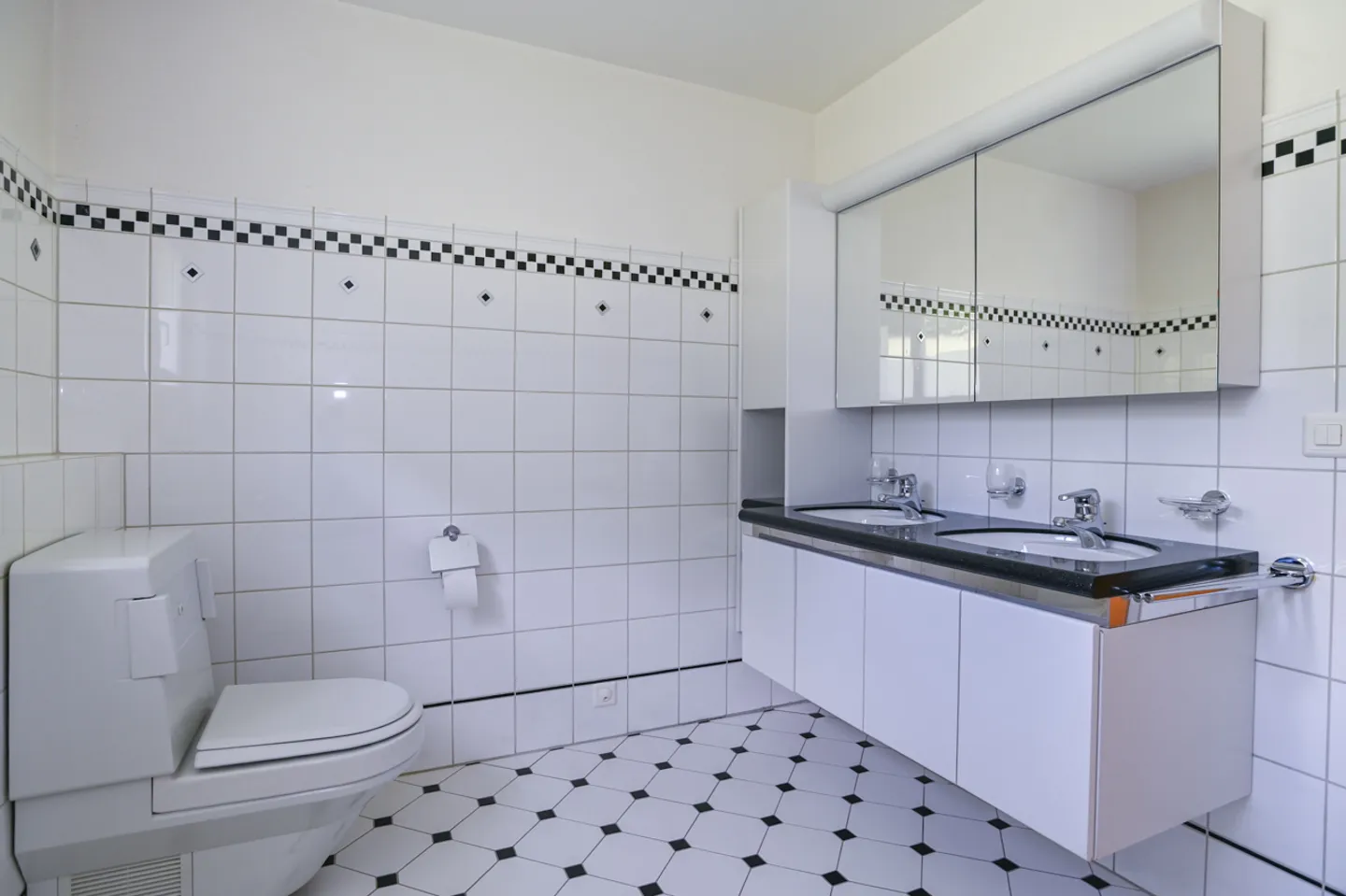 Penthouse apartment with unobstructed views and plenty of parking - Photo 13 of 13