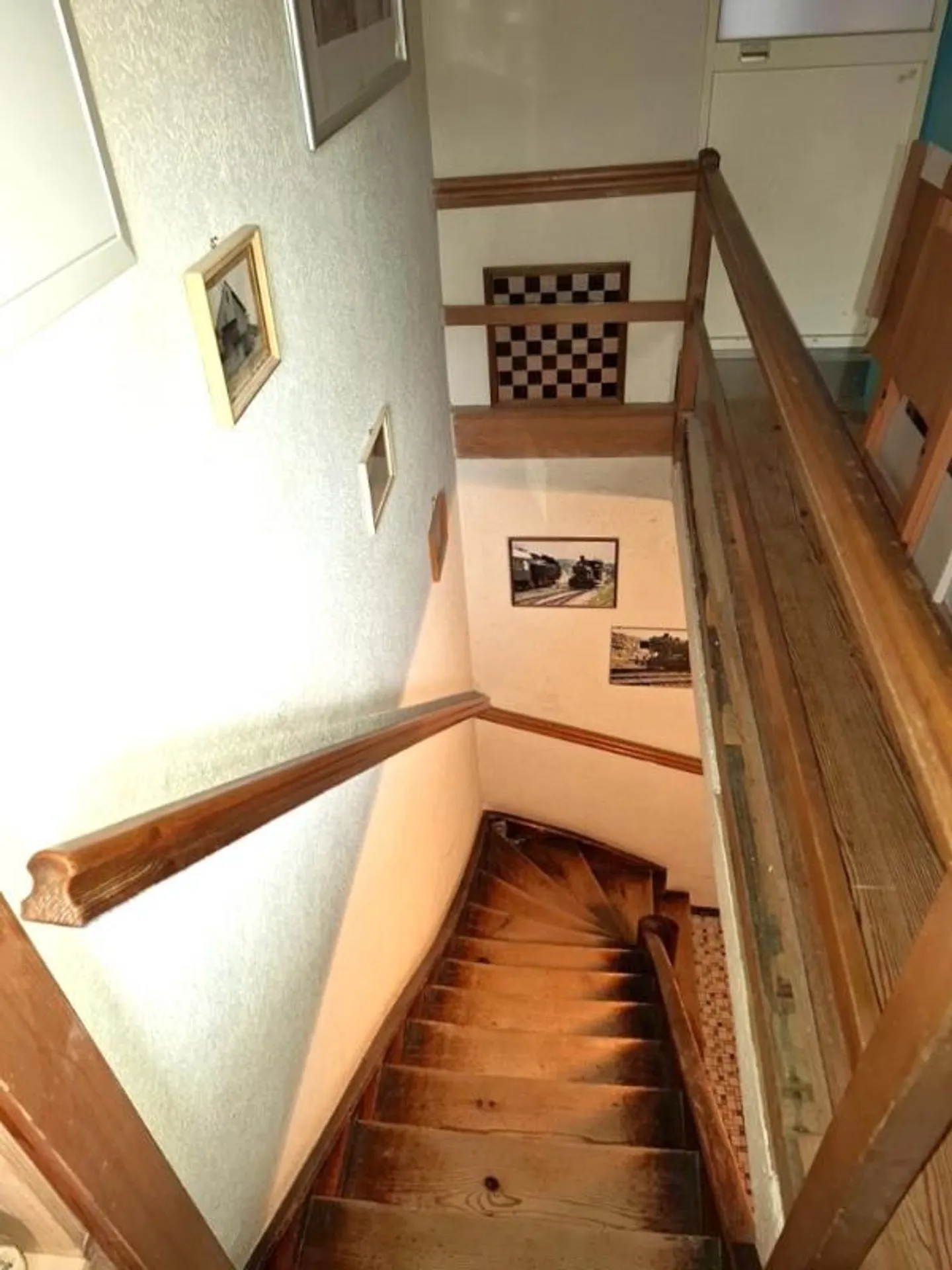 Maison multi-générationnelle située au centre avec appartement de 7 pièces plus loft plus atelier - Photo 6 sur 10