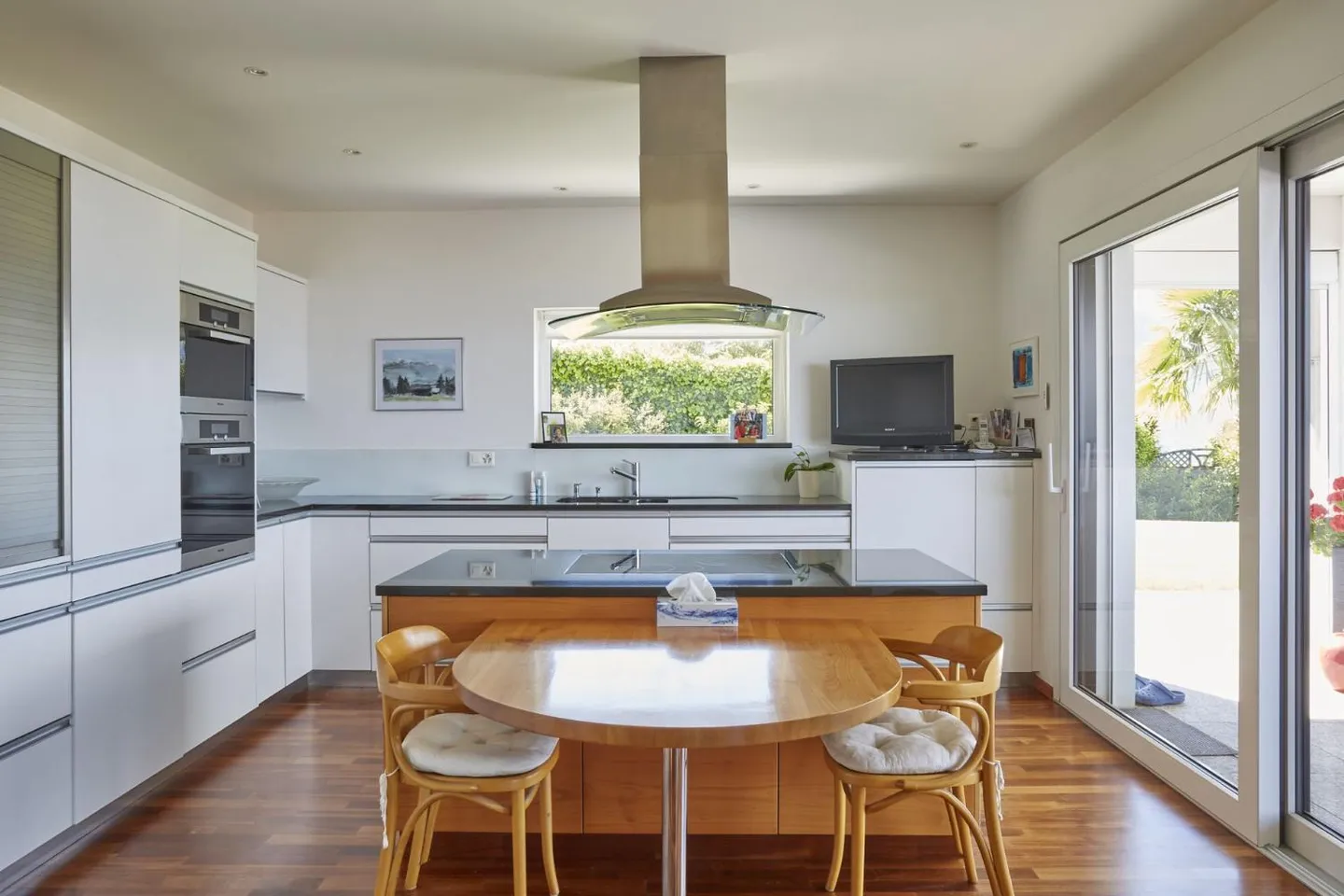 Zeitgenössische Villa mit Seeblick - Foto 4 von 11