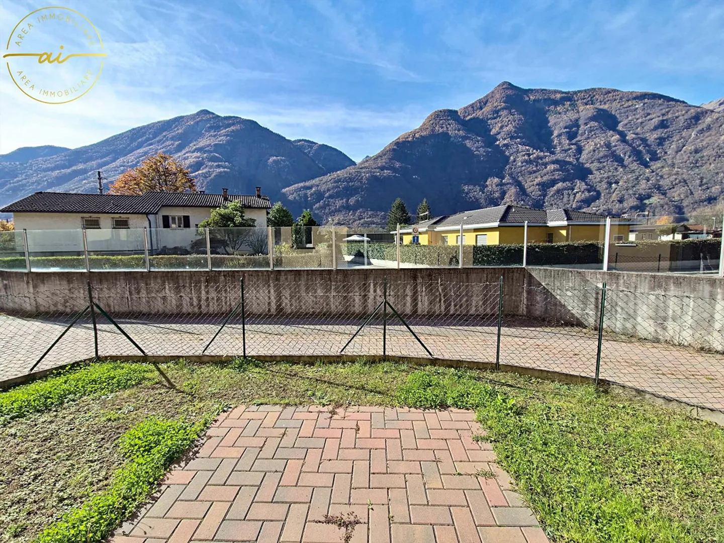 PRÄCHTIGES ENDEHAUS MIT PRIVATGARTEN IN CRESCIANO - Foto 3 von 13