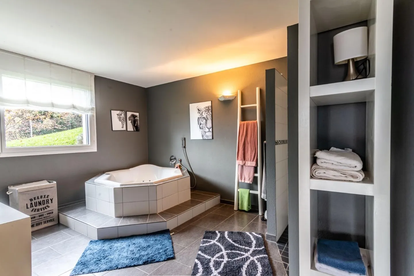 Zeitgenössische Villa mit Seeblick - Foto 9 von 11