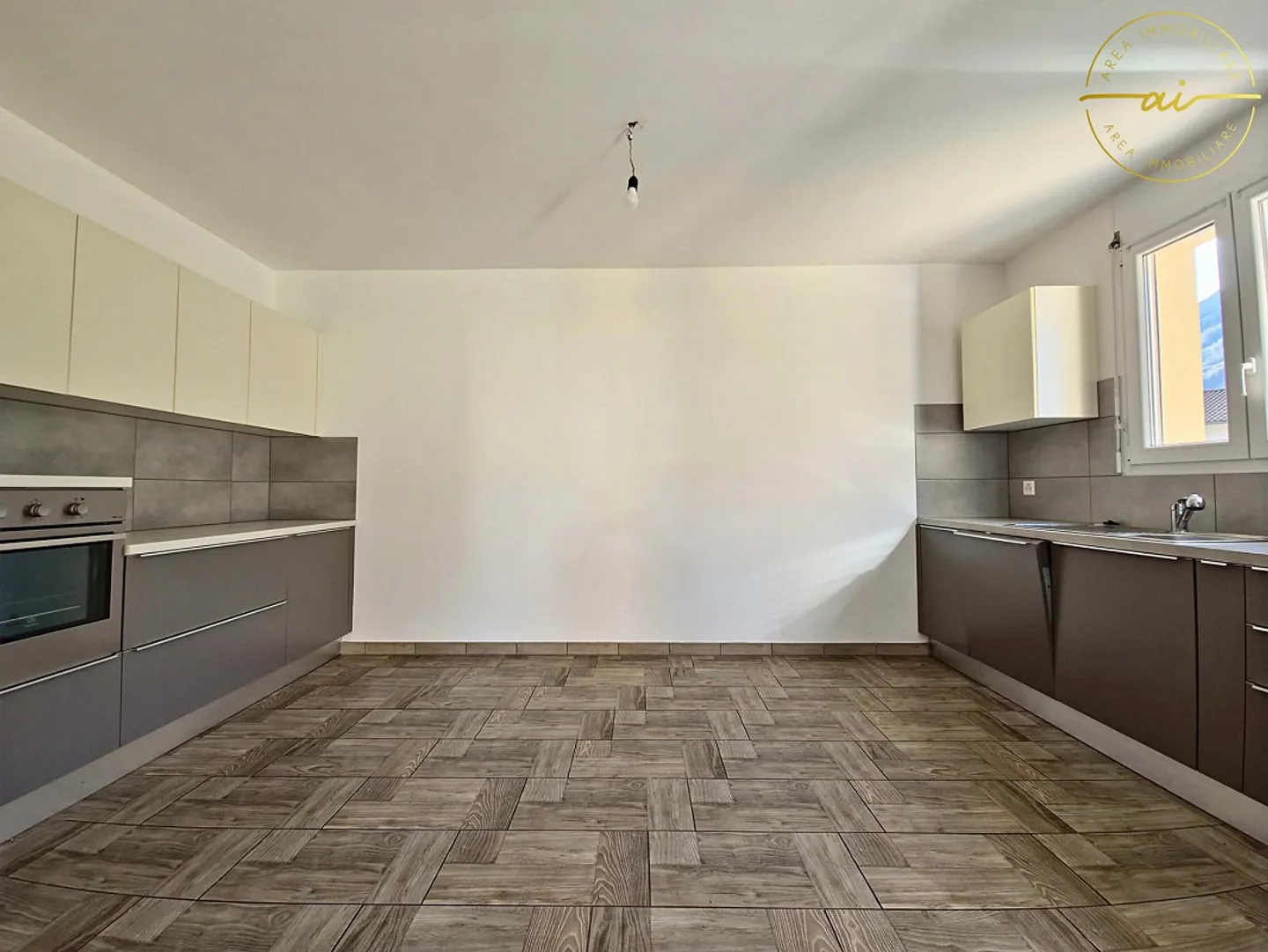 PRÄCHTIGES ENDEHAUS MIT PRIVATGARTEN IN CRESCIANO - Foto 8 von 13