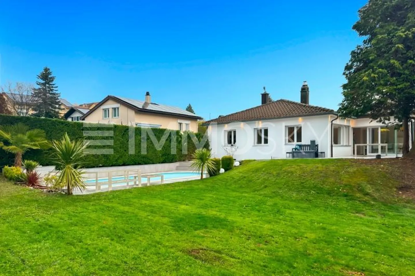 Rare: Individual villa with swimming pool in Penthalaz - Photo 2 of 5