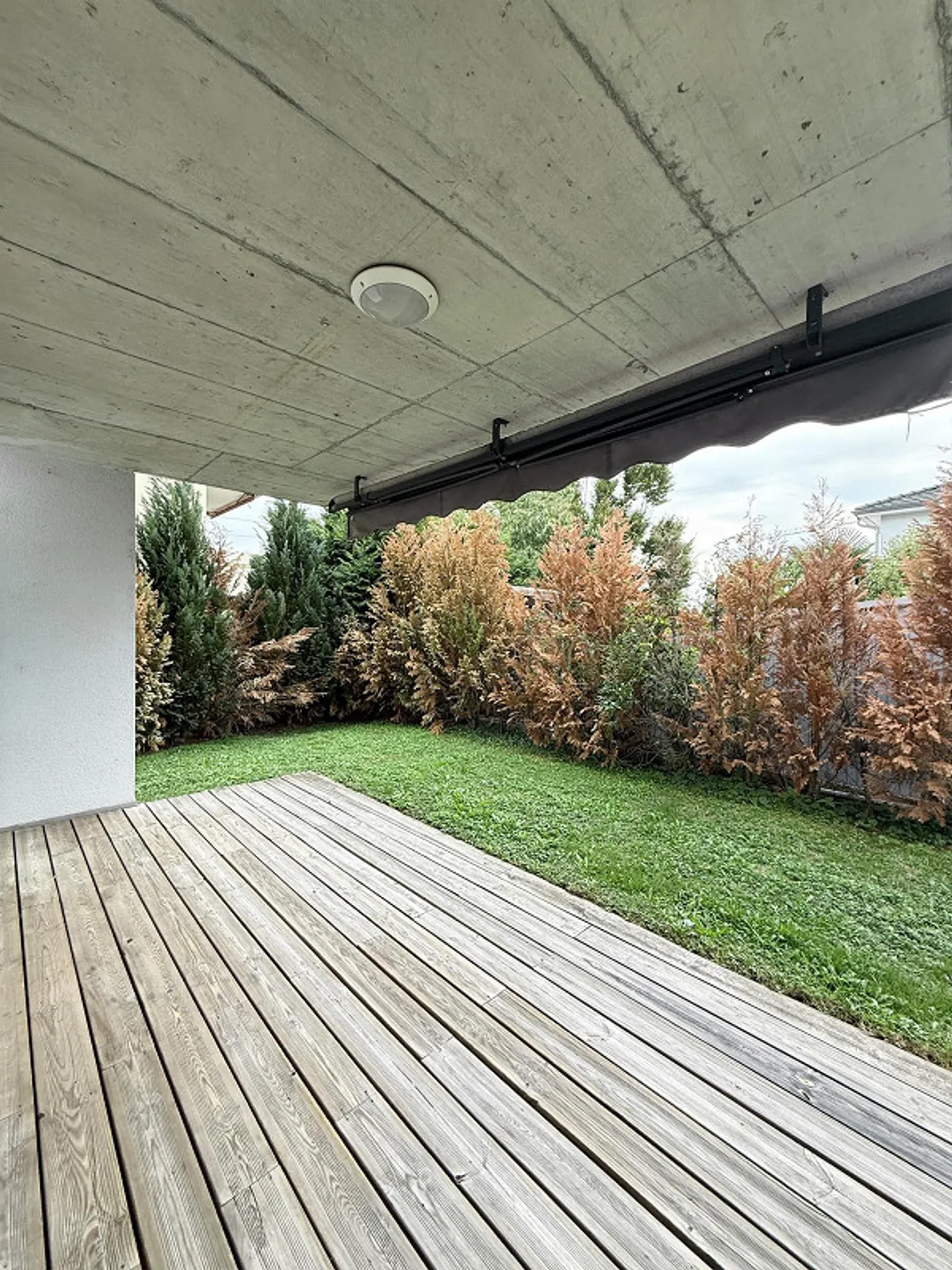 Vivere modernamente con un pezzo di verde davanti alla porta - Foto 7 di 10