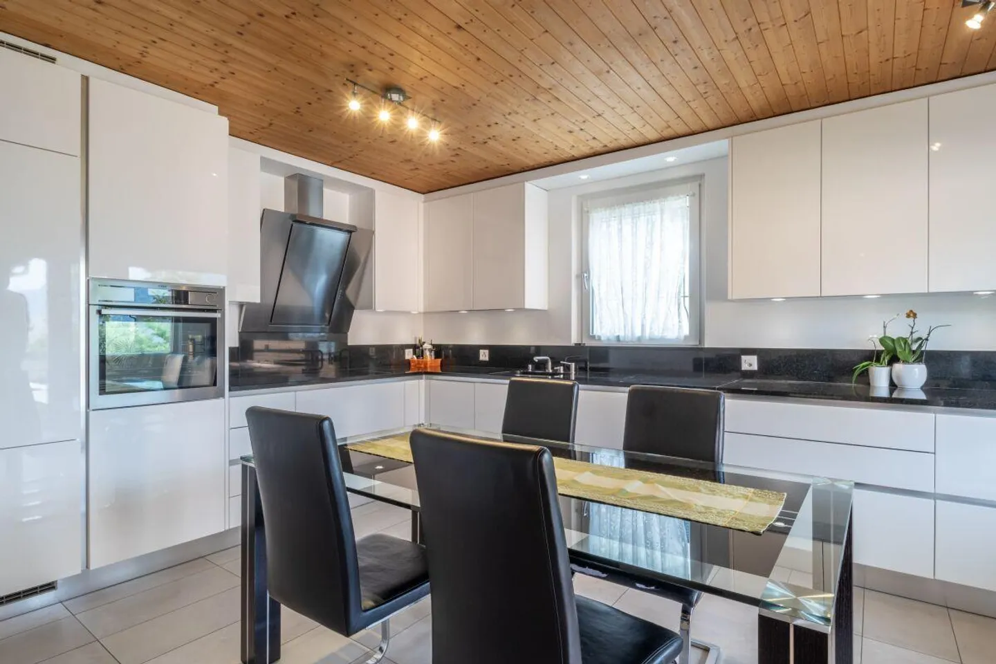 CUGNASCO - Mehrfamilienhaus mit großzügigen Wohnräumen - Foto 3 von 13