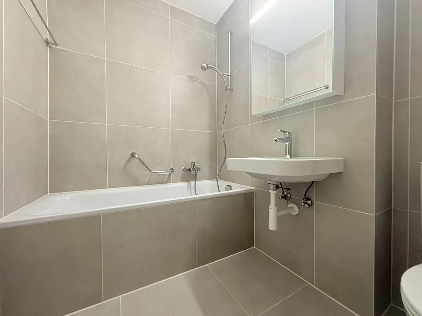 3.5 Room Fully Renovated in the Schoenberg District - Photo 5 of 8