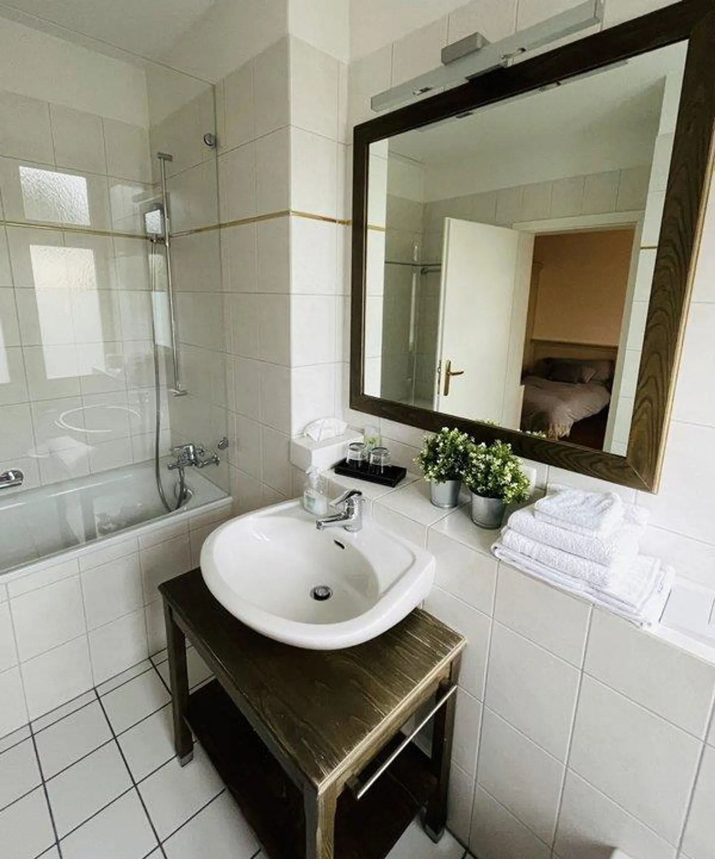 Schöne, möbl. Zimmer- alles inklusive, ab sofort verfügbar - Foto 2 von 5