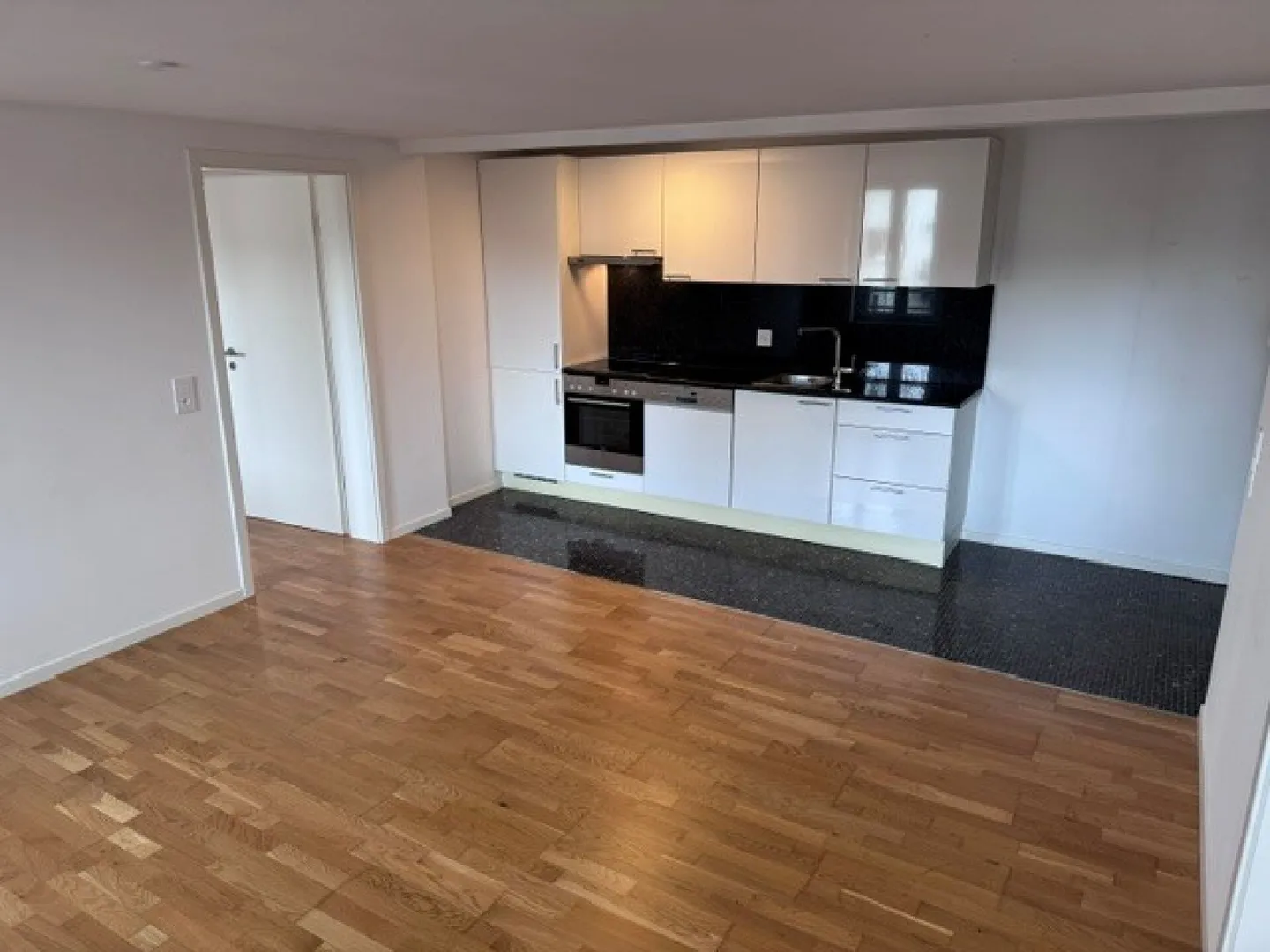 3-room ground floor apartment in a central location - Photo 3 of 9