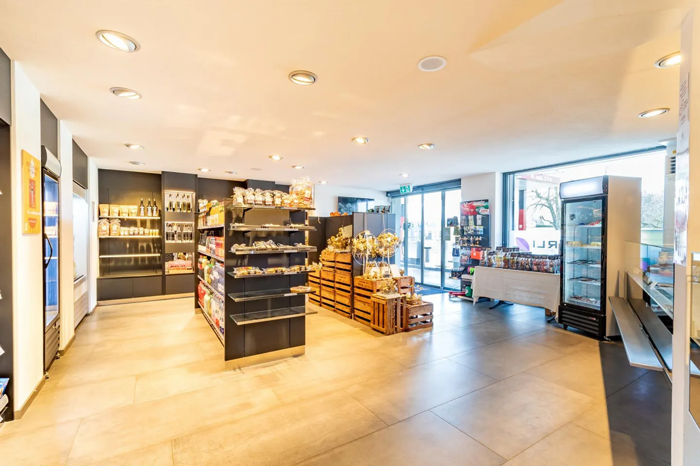 Tankstelle, Shop, Coffee Lounge und Wohnen – ein vielseitiges Gesam... - Foto 5 di 20