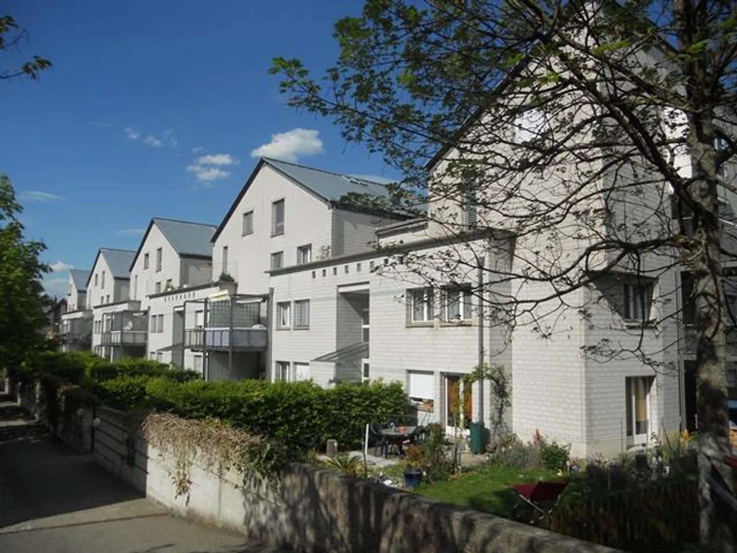 Vivre sur deux étages dans la verdure ! - Photo 1 sur 12