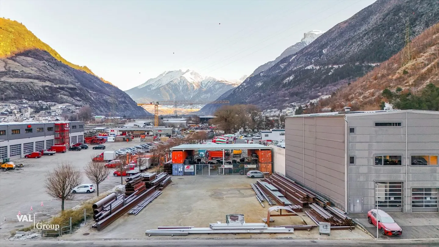 High-quality commercial hall with flexible usage options in prime location - Photo 5 of 9