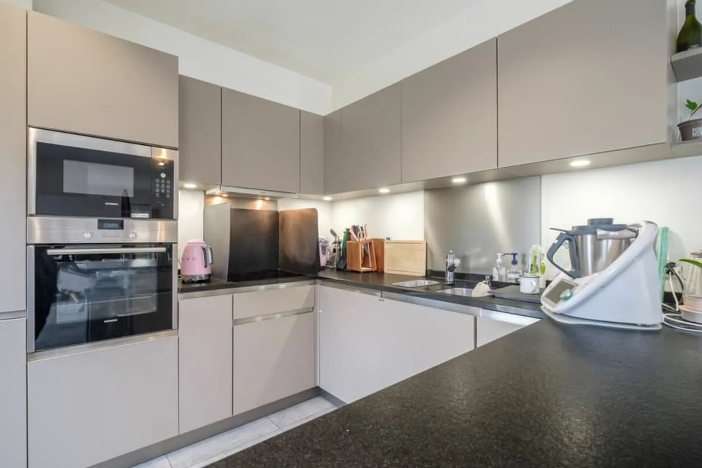 Exklusiv - Wunderschönes modernes Doppelhaus mit Pool - Foto 4 von 13