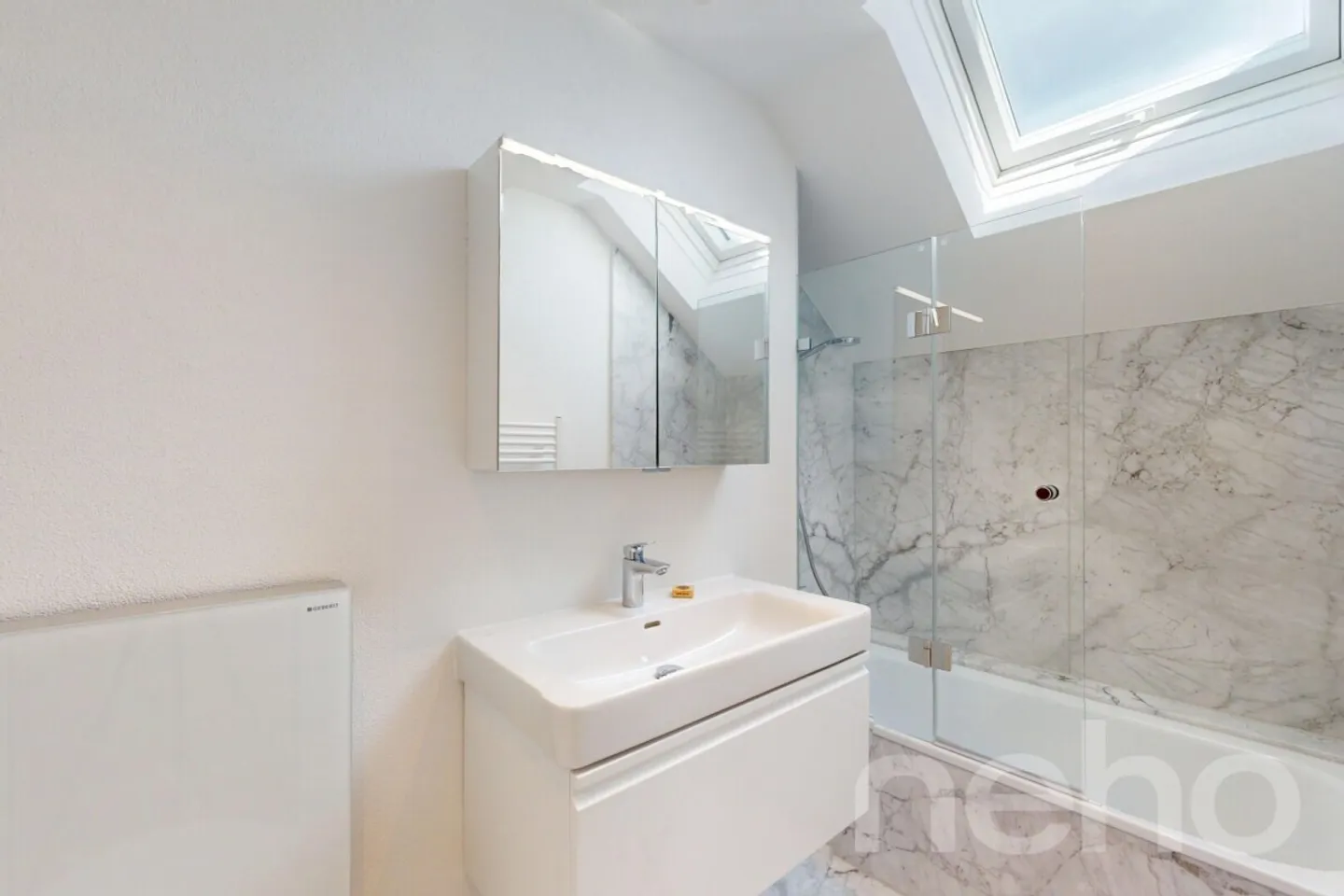 Appartamento attico ristrutturato di 2,5 locali in posizione tranquilla con balcone - Foto 7 di 13