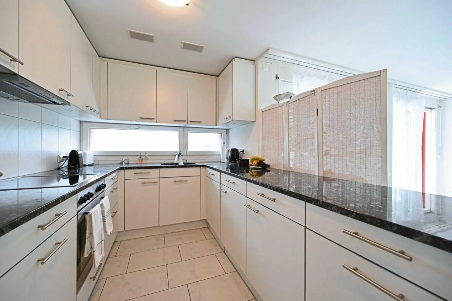 3.5-Room Garden Apartment with Privacy - Photo 4 of 9