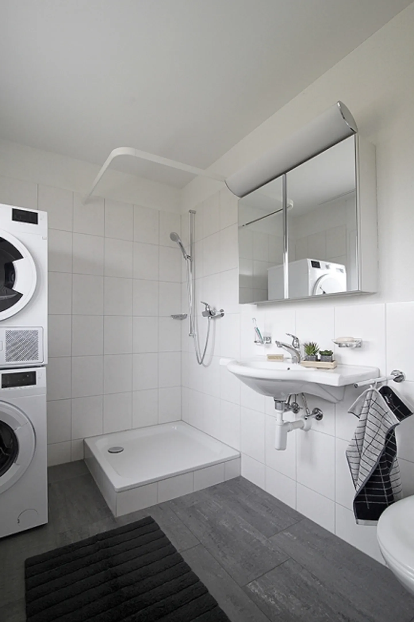 Spacious apartment seeks new residents! - Photo 7 of 11