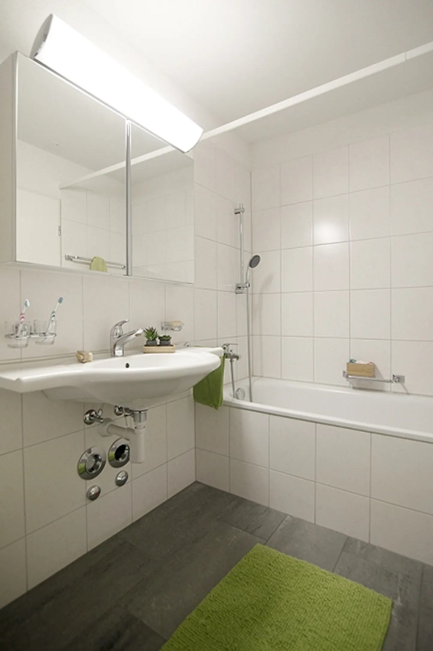 Spacious apartment seeks new residents! - Photo 6 of 11