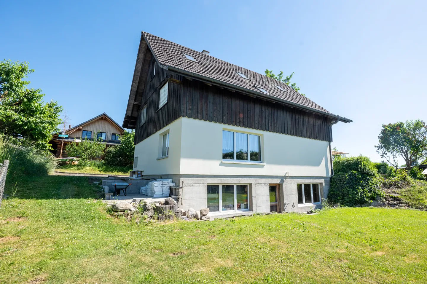 Spacious Single-Family Home with Plenty of Surroundings and Expansive Garden - Photo 2 of 13
