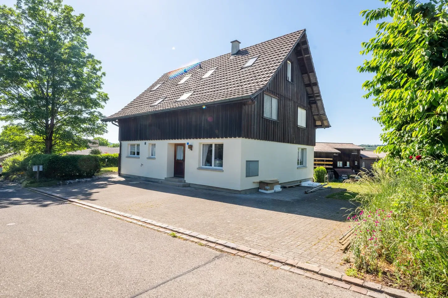 Spacious Single-Family Home with Plenty of Surroundings and Expansive Garden - Photo 3 of 13
