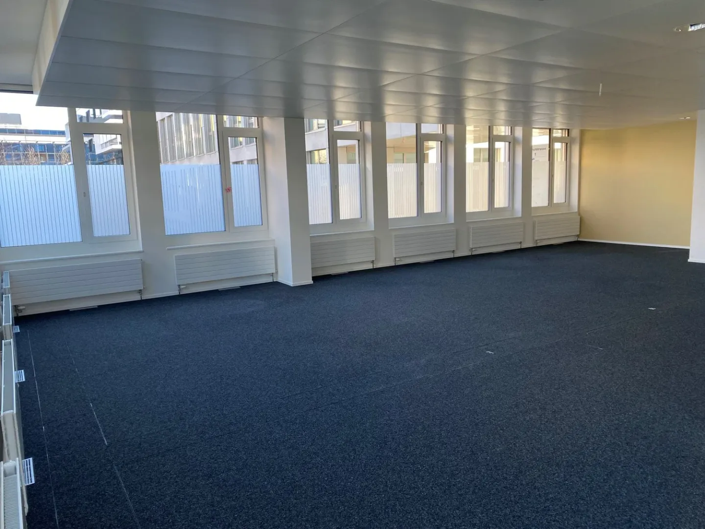 210 m2 d'espace de bureau le plus moderne, le plus représentatif et le plus central dans le Pfäffikon SZ à faible imposition - Photo 3 sur 4