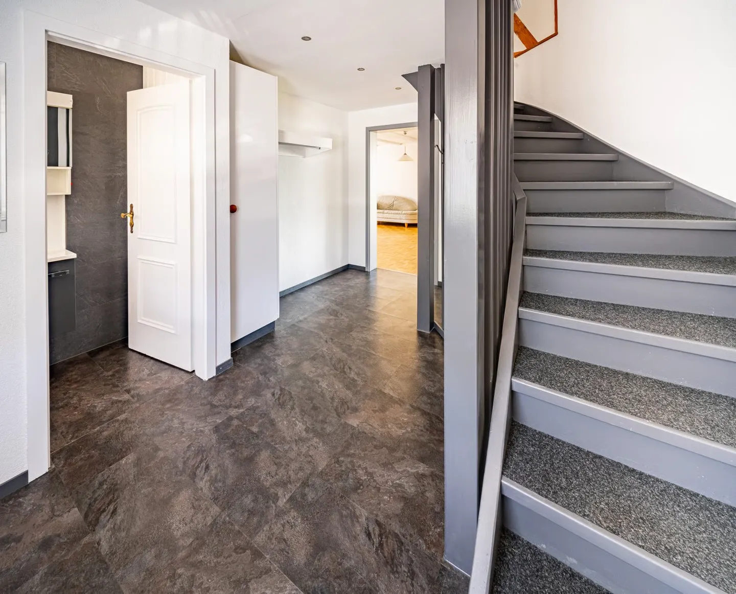 Spacious Single-Family Home with Plenty of Surroundings and Expansive Garden - Photo 4 of 13