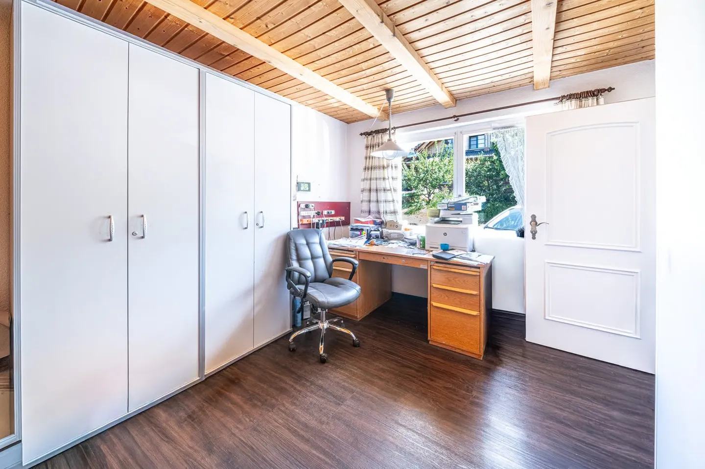 Spacious Single-Family Home with Plenty of Surroundings and Expansive Garden - Photo 5 of 13