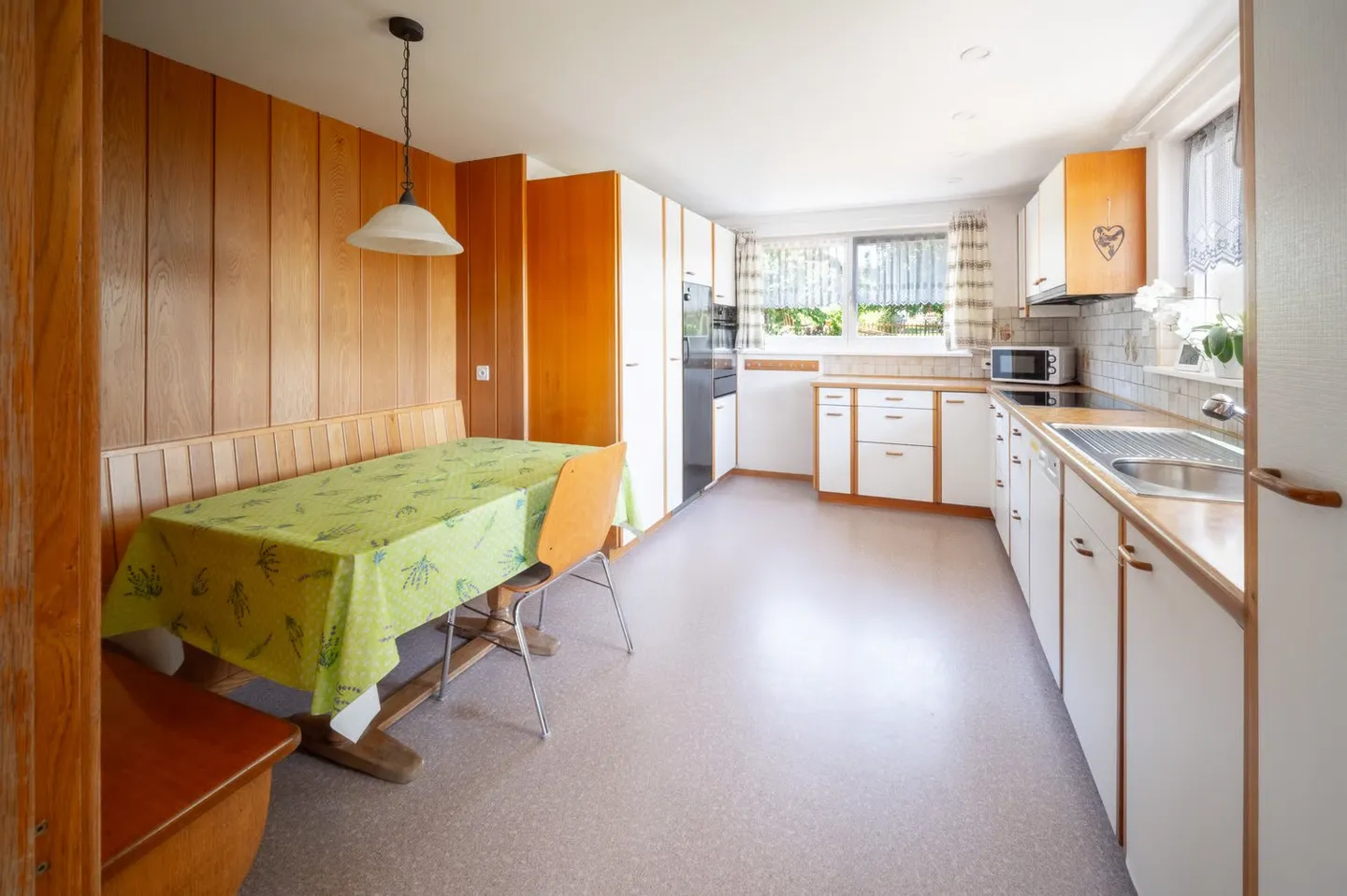 Spacious Single-Family Home with Plenty of Surroundings and Expansive Garden - Photo 7 of 13