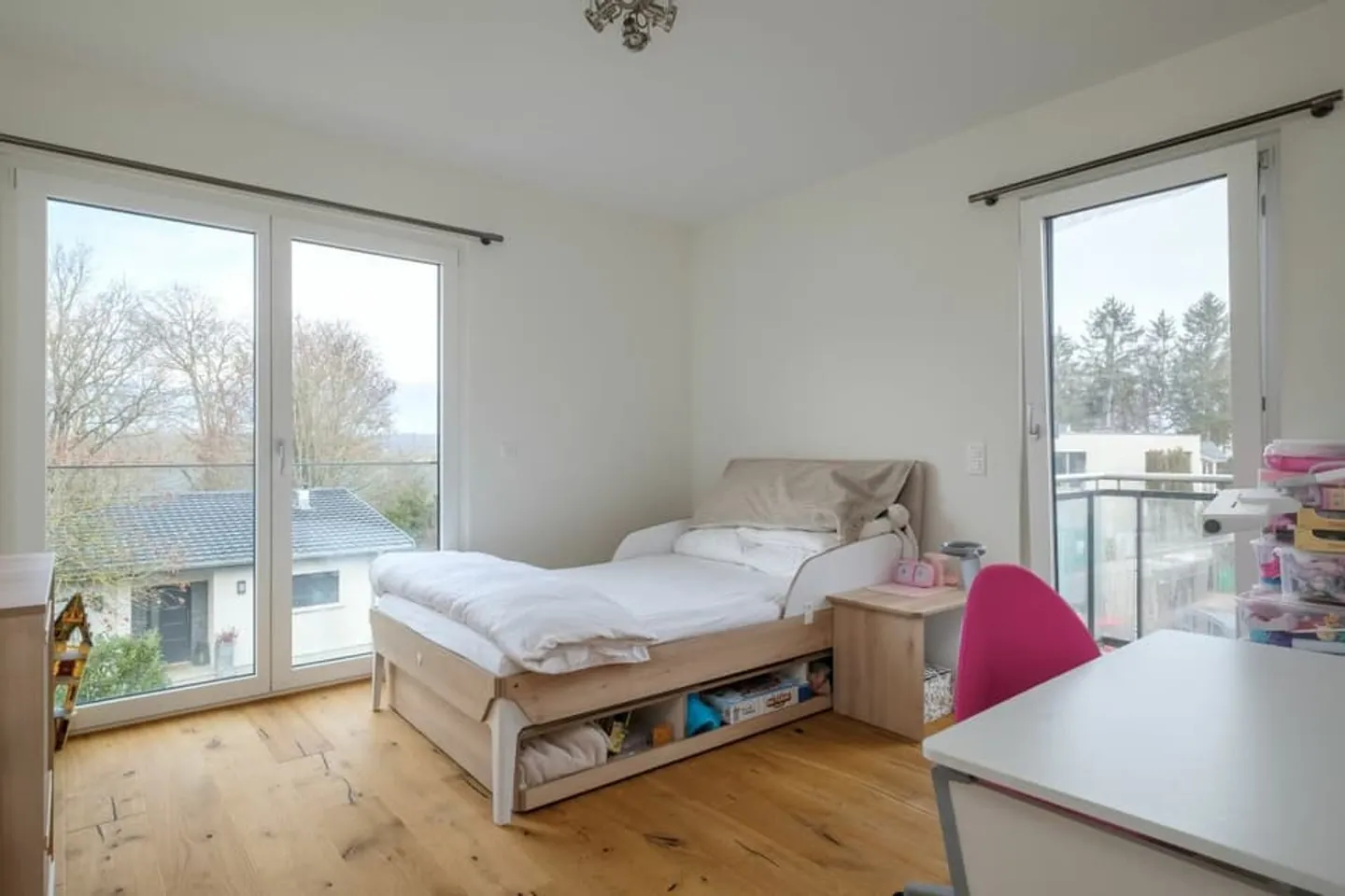 Exklusiv - Wunderschönes modernes Doppelhaus mit Pool - Foto 9 von 13