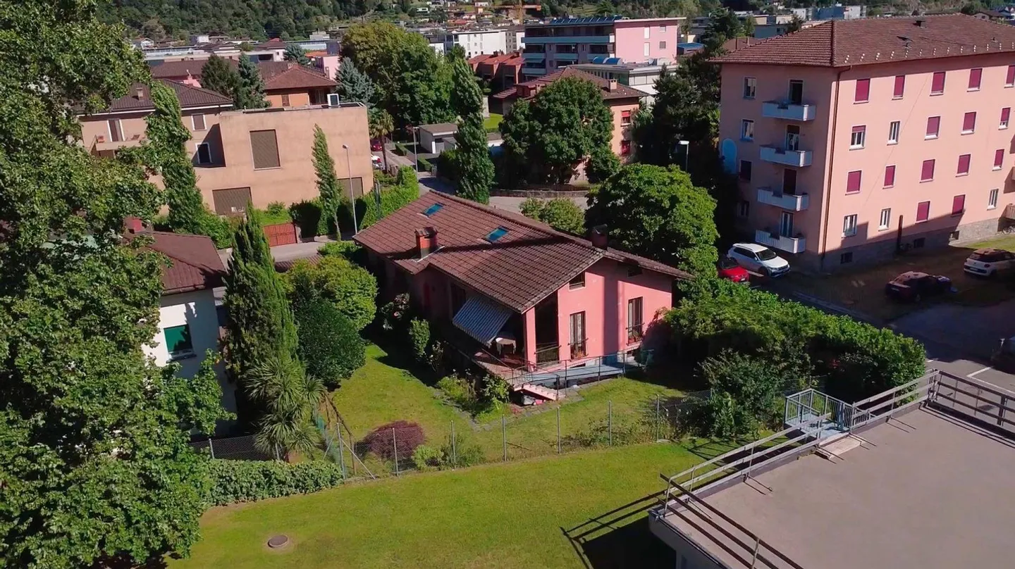 Einfamilienhaus mit Garten im Zentrum von Bellinzona – grosses Entwicklungspotenzial - Foto 1 von 16