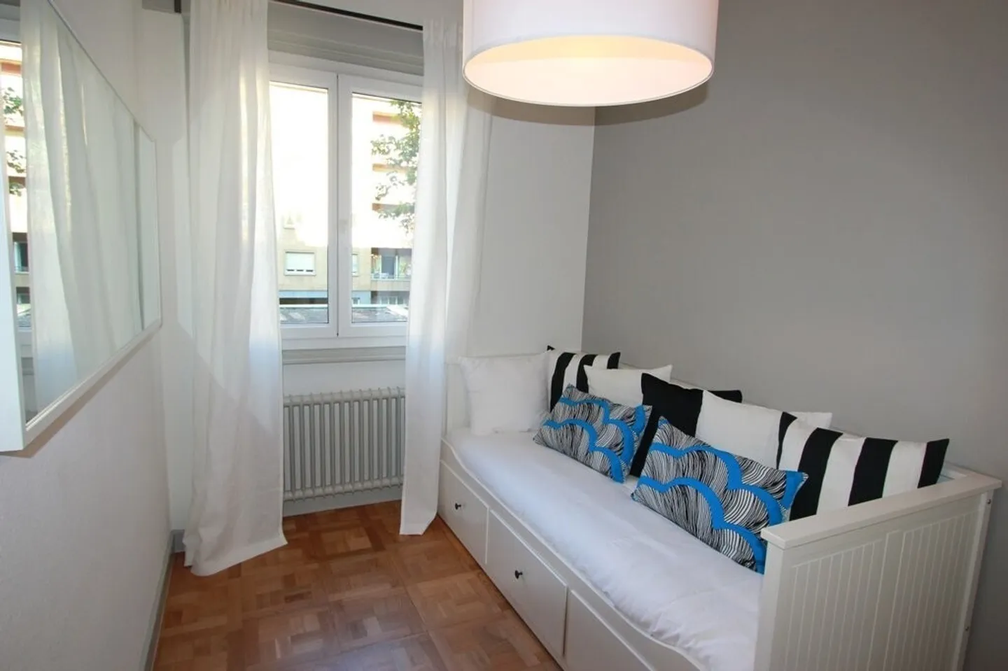Tastefully furnished on the Right Bank - Photo 4 of 7