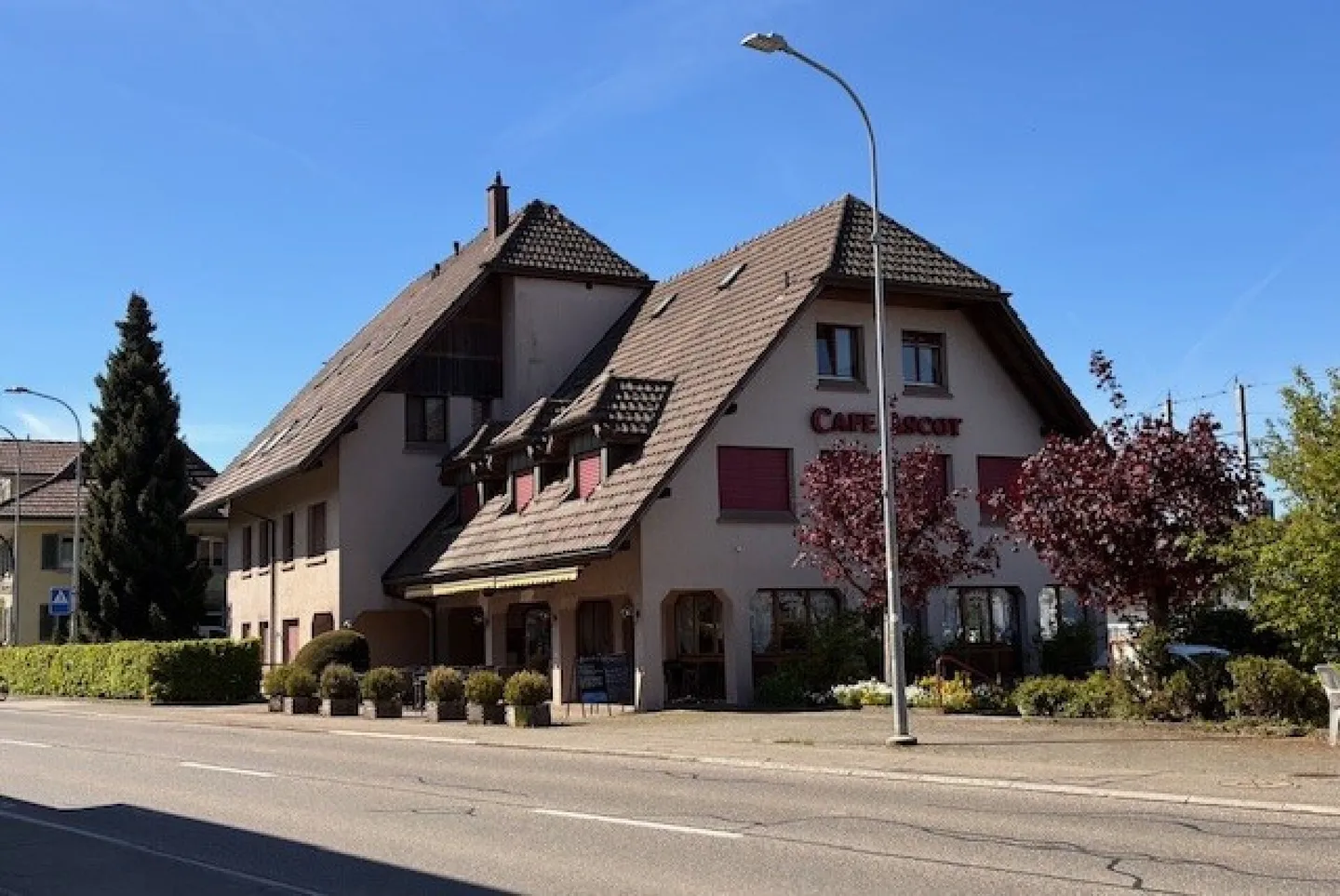 Café / Restaurant dans un emplacement privilégié près de la gare et sur la route cantonale - Photo 1 sur 13
