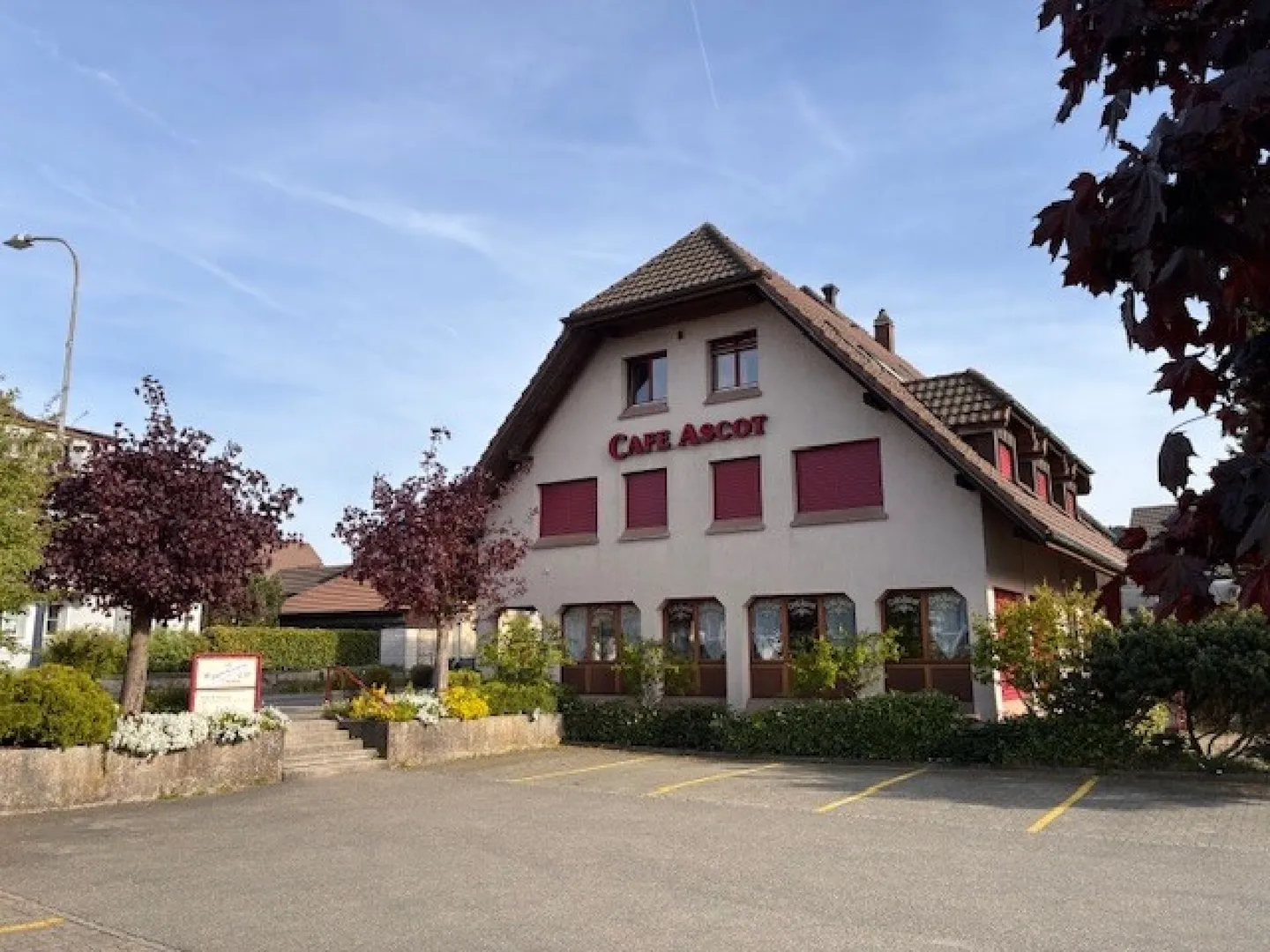 Café / Restaurant dans un emplacement privilégié près de la gare et sur la route cantonale - Photo 3 sur 13