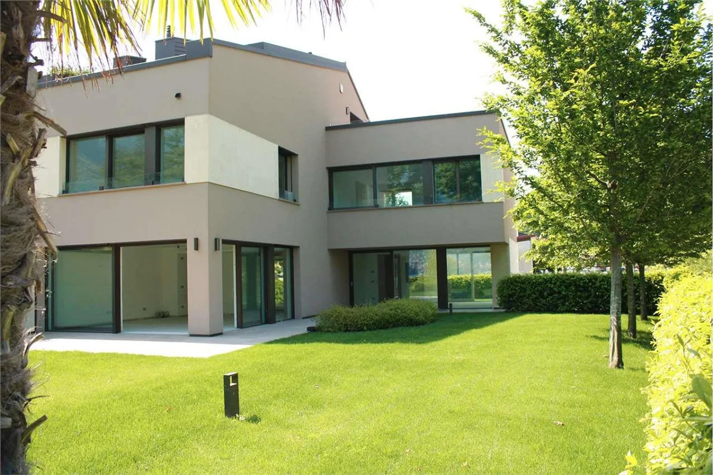 Prächtige Villa am See - Foto 1 von 10